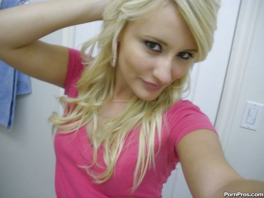 Молодая блондинка позирует голышом перед зеркалом с камерой в руке