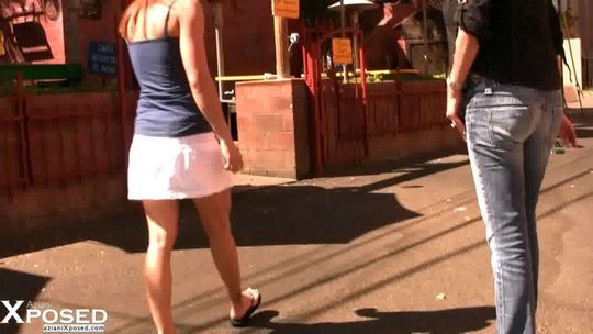 Девушка мастурбирует в летнем кафе