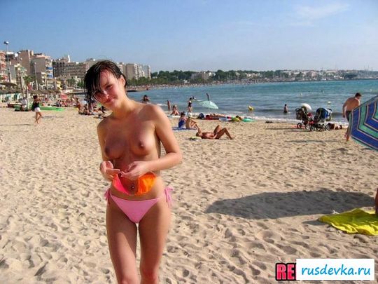 Откровенные снимки девушки на пляже