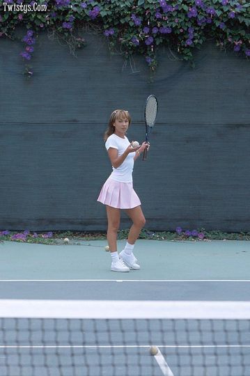 Вместо игры в теннис Mariah Milano дрочит свой клитор