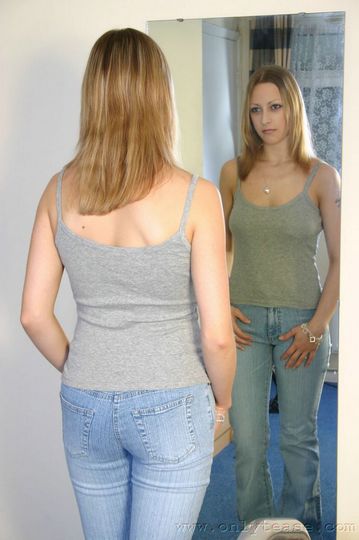Зрелая сердцеедка Laura Onlytease одевает трусики и чулочки перед зеркалом