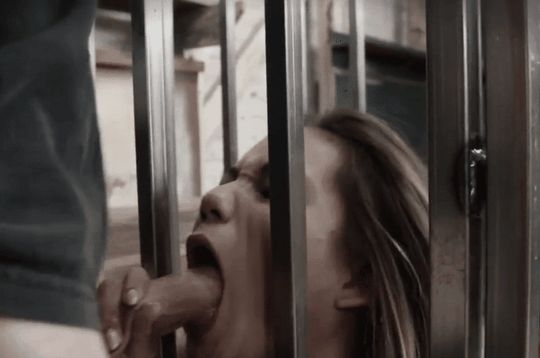 Сексуальная азиатка в клетке делает бесконечный минет, порно гифки